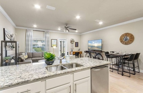 Sanders Beach Casa | Stylish Modern Retreat in Downtown w/ Pool, 3 Bedroom, 2.5 bath, free parking