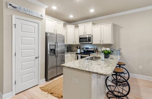 Sanders Beach Casa | Stylish Modern Retreat in Downtown w/ Pool, 3 Bedroom, 2.5 bath, free parking