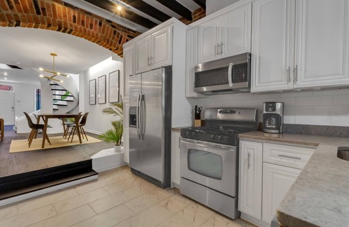 Federal Hill Casa | Stylish Modern Row Home In Federal Hill Minutes to Inner Harbor!