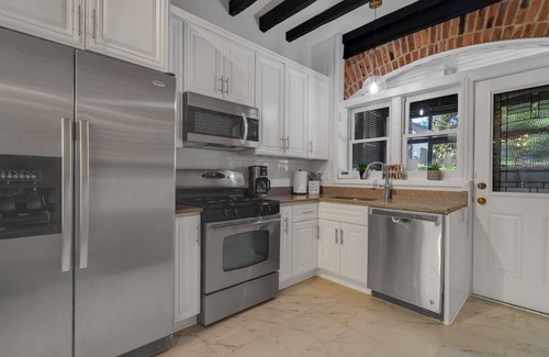 Federal Hill Casa | Stylish Modern Row Home In Federal Hill Minutes to Inner Harbor!