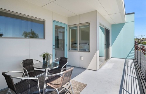 Old Ballard Casa | STYLISH, MODERN, TOWNHOUSE NEAR BALLARD AVE.