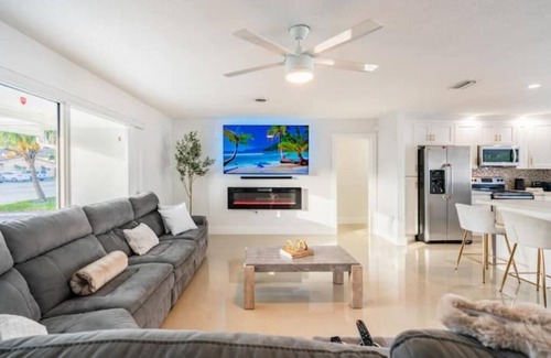 Coral Ridge Isles Casa | Stylish Modern Oasis Pool 2mil to Beach