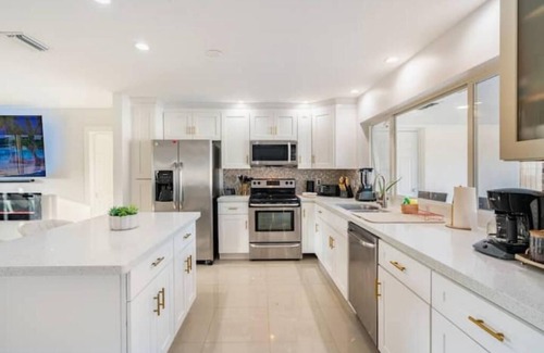 Coral Ridge Isles Casa | Stylish Modern Oasis Pool 2mil to Beach