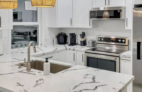 Modesto Casa | Stylish Modesto Getaway: Near Hospitals & Shopping