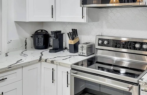 Modesto Casa | Stylish Modesto Getaway: Near Hospitals & Shopping