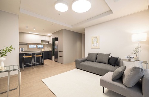 Tobongil-tong Condominio | Stylish Mount Air Condo: 3 Bedrooms, 2 Bathrooms, 4 Air Conditioners, 65-inch TV