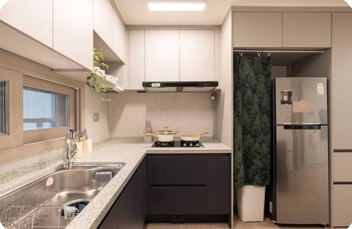Tobongil-tong Condominio | Stylish Mount Air Condo: 3 Bedrooms, 2 Bathrooms, 4 Air Conditioners, 65-inch TV