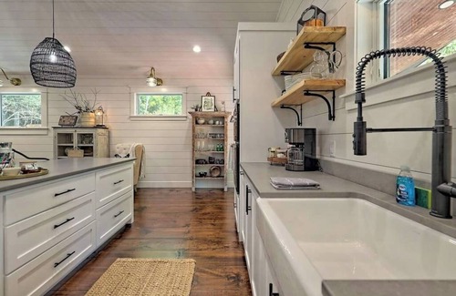 Hayesville Cabaña | Stylish Mountain Escape -by Chatuge Home Concierge private, firepit