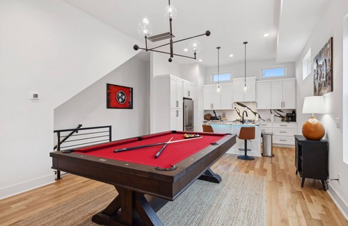 Haynes Area Casa | Stylish Multi-Level Retreat | Rooftop & Pool Table