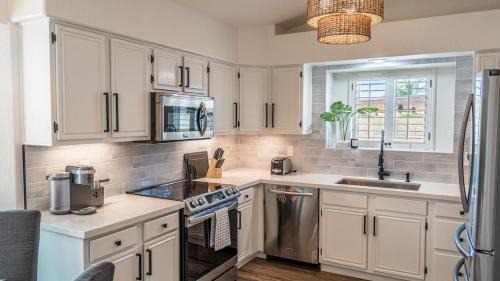 Continental Foothills Casa | Stylish N Scottdsdale 4 bdrm With Sparkling Pool and Games Galore