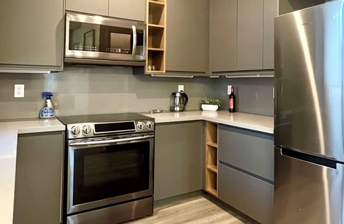 San Tomas Casa | Stylish new 2B2B detached house with a private backyard in a quiet neighborhood