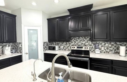 Donna Casa | Stylish New Alamo Home Dining & Shops Nearby