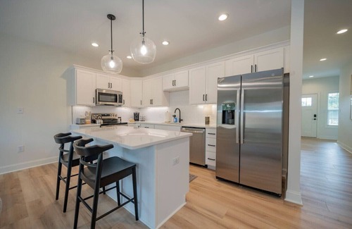 Lynchburg Apartamento | Stylish New Build | 3BR Townhouse | Master BDR TV!