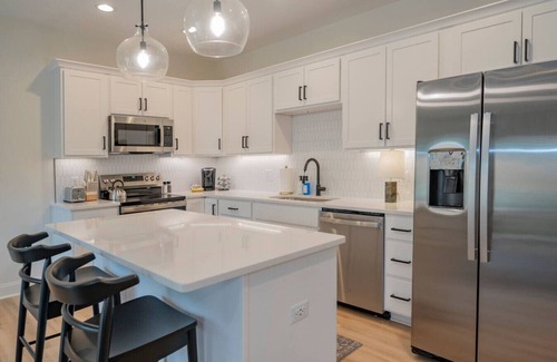 Lynchburg Apartamento | Stylish New Build | 3BR Townhouse | Master BDR TV!