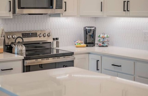 Lynchburg Apartamento | Stylish New Build | 3BR Townhouse | Master BDR TV!