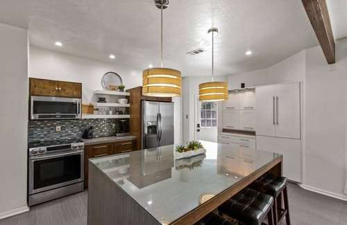 Houston Casa | Stylish North Houston 4 bedroom⭐️ Sleeps 8, pool table, BBQ, fire pit