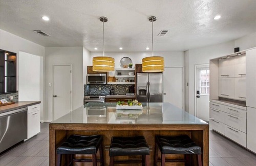 Houston Casa | Stylish North Houston 4 bedroom⭐️ Sleeps 8, pool table, BBQ, fire pit