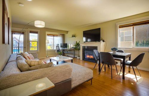 Greenwood Casa | Stylish North Seattle Townhouse- Dual Master Suites