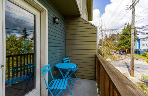 Greenwood Casa | Stylish North Seattle Townhouse- Dual Master Suites