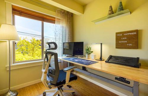 Greenwood Casa | Stylish North Seattle Townhouse- Dual Master Suites