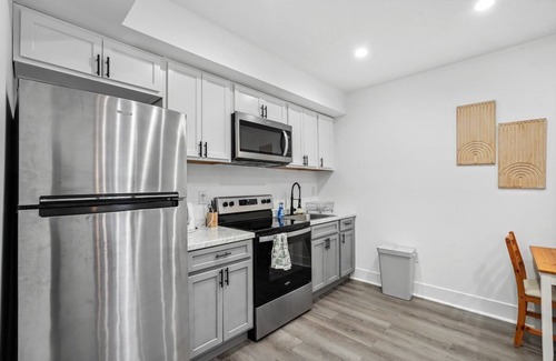 Petworth Cama Y Desayuno | Stylish NW DC Unit with Balcony & In-House Services
