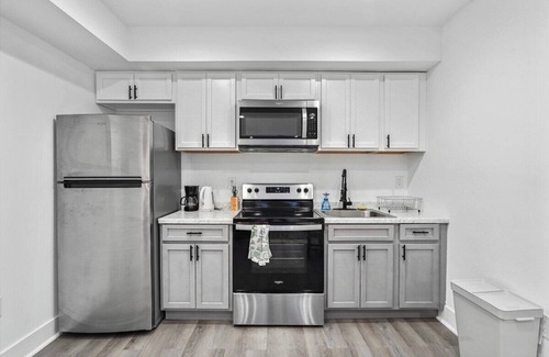 Petworth Cama Y Desayuno | Stylish NW DC Unit with Balcony & In-House Services