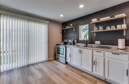 South Hutchinson Casa | "Stylish Oasis: Modern Comfort!