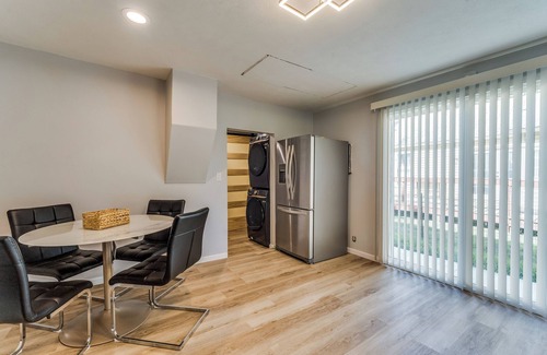 South Hutchinson Casa | "Stylish Oasis: Modern Comfort!