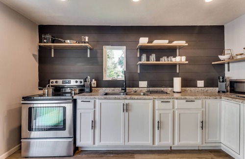 South Hutchinson Casa | "Stylish Oasis: Modern Comfort!