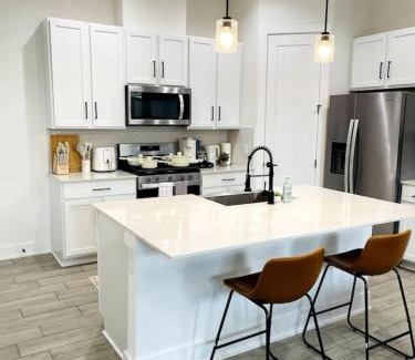 MLK Casa | Stylish Oasis - Near City Center - Mins 2 Downtown