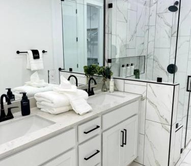 MLK Casa | Stylish Oasis - Near City Center - Mins 2 Downtown