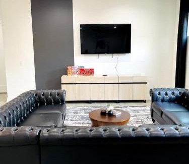 MLK Casa | Stylish Oasis - Near City Center - Mins 2 Downtown