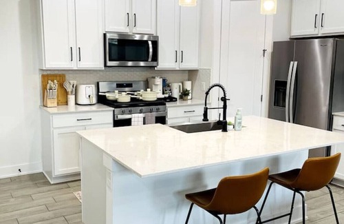 MLK Apartamento | Stylish Oasis - Near City Center - Mins 2 Downtown