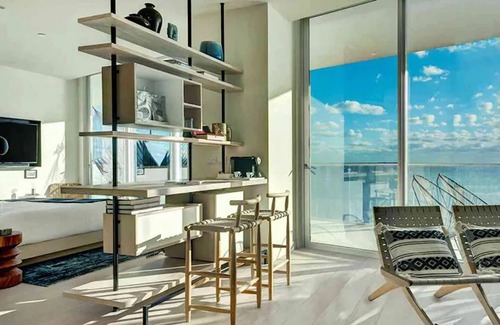 Centro de Cancún Hotel | Stylish Ocean Front Suite w/ Balcony | 2 Family Ready Rooms | Outdoor Pool