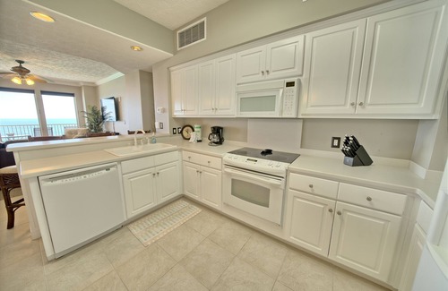 Thomas Drive Condominio | Stylish Oceanfront Condo with Beach and Picnic Area Access - Unit 1706 by RedAwning