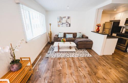 Wilshire Apartamento | Stylish One Bedroom in Hollywood Koreatown Area with Parking