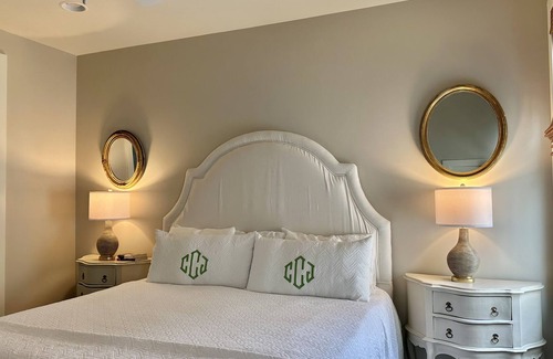 Oxford Cabaña | Stylish Oxford getaway! Just a 10-minute walk to Oxford’s historic Downtown Squ.