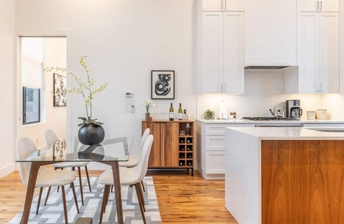 Knox - Henderson Casa | Stylish & Perfectly Located Deluxe 2-Bed Townhome