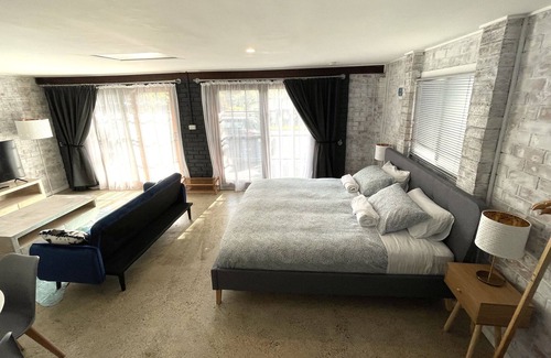 Green Point Apartamento | Stylish pet friendly studio minutes to lake and beach
