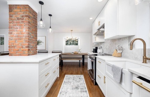 Plymouth Casa | Stylish Plymouth Home with BRAND NEW Hot Tub! Walkable to Downtown Plymouth!