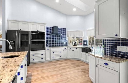 Greenview Shores Casa | Stylish Poolside Haven in Wellington near WEF