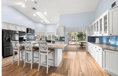 Greenview Shores Casa | Stylish Poolside Haven in Wellington near WEF