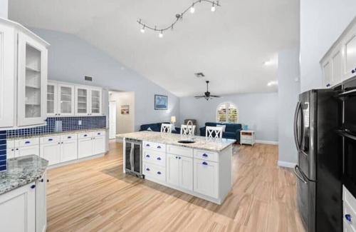 Greenview Shores Casa | Stylish Poolside Haven in Wellington near WEF
