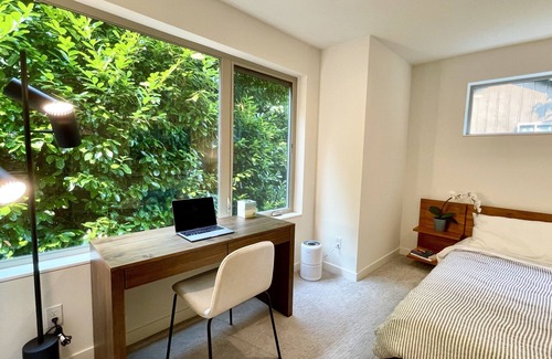 Lawton Park Casa | Stylish Private Room Steps to Discovery Park