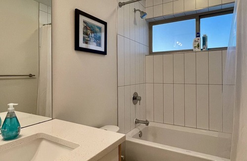 Lawton Park Casa | Stylish Private Room Steps to Discovery Park