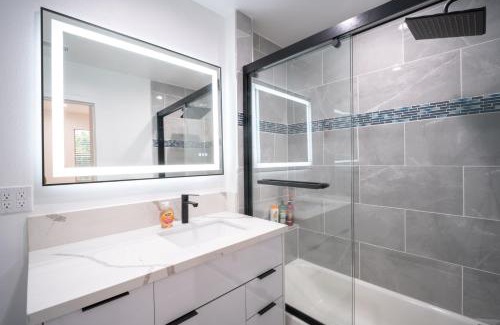 Pico-Union Casa | Stylish Private Room by Downtown LA