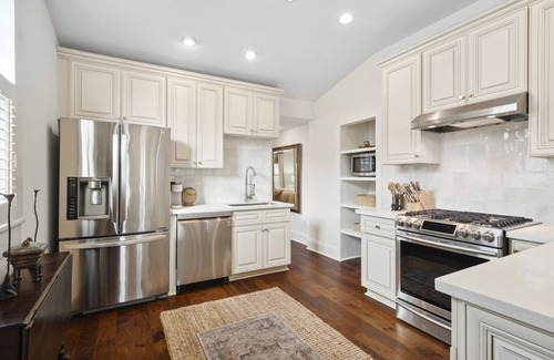 West Riverside Casa | Stylish & Private Uptown NOLA Home & yard.