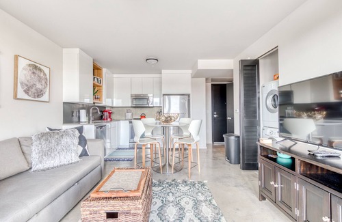 Uptown Condominio | Elegante condominio Q21 con increíbles vistas al patio y excelente ubicación para explorar NW PDX