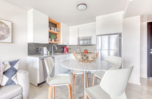 Uptown Condominio | Elegante condominio Q21 con increíbles vistas al patio y excelente ubicación para explorar NW PDX