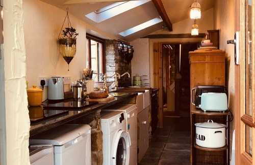 Reeth Cabaña | Stylish, quirky, & modern meets vintage upcycling to give a smart but cosy holiday cottage